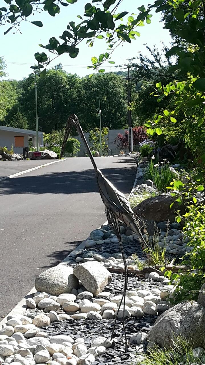 Sculpture de héron devant le camping